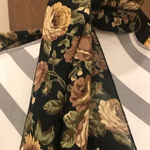 Beautiful Women’s Roses scarf